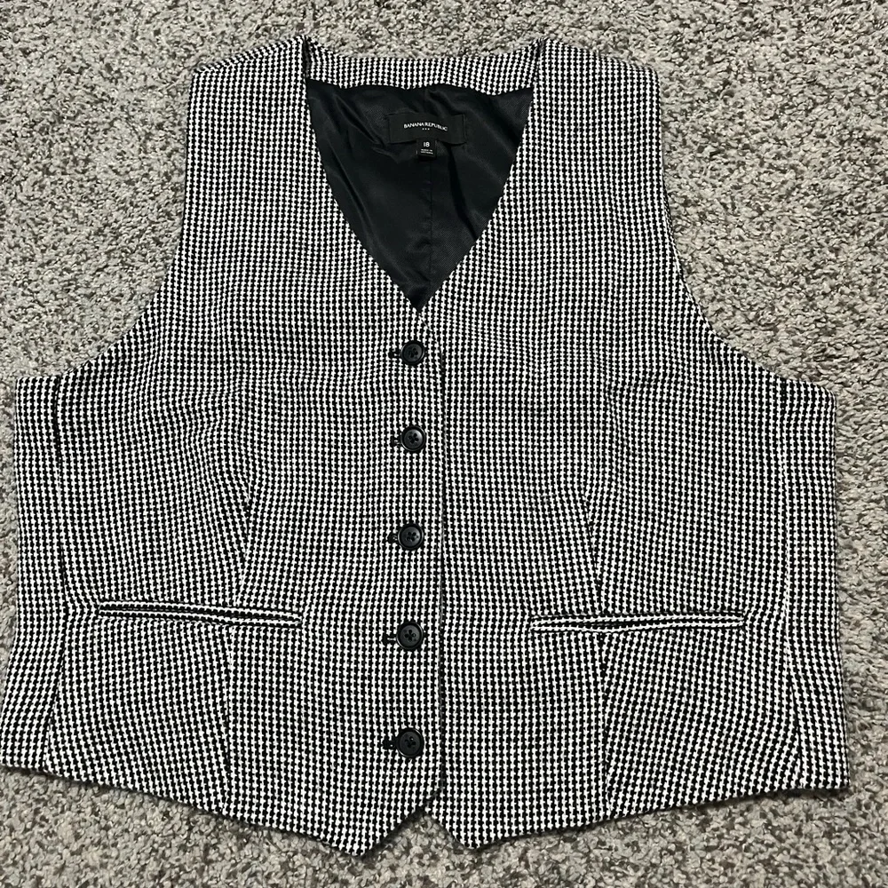 Banana Republic Women’s Wool-Blend Vest - Picture 5 of 12